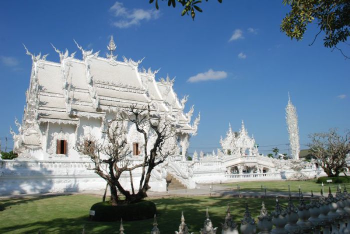 042. White Temple nabij Chiang Rai.jpg